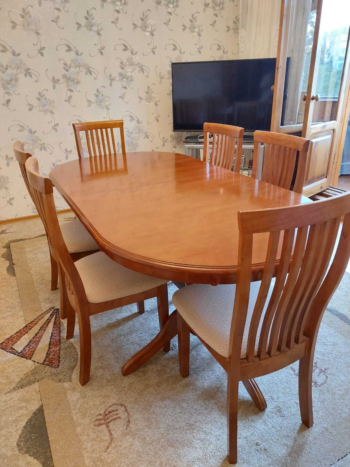 Продаю стол и стулья(6шт) из натурального дерева.