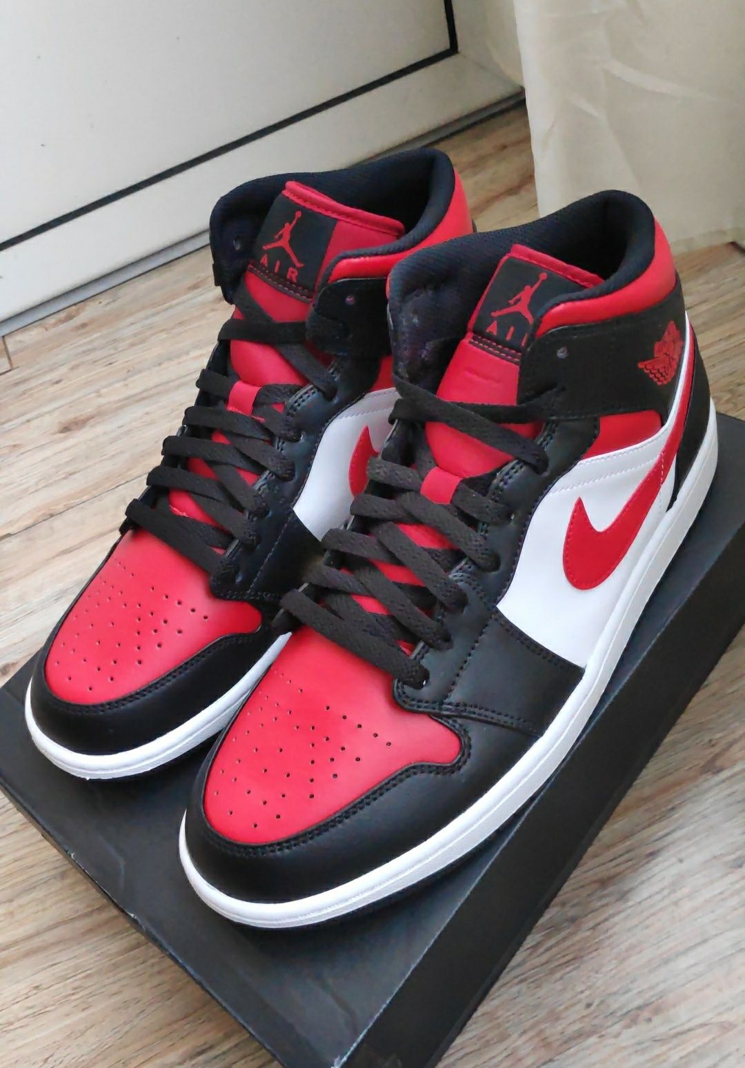 Nike Air Jordan 1 Mid Bred Toe 45.5