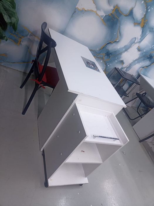 Маникюрный стол, парикмахерское кресло