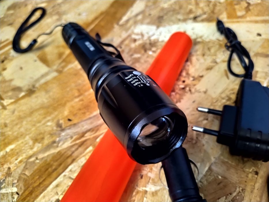 Lanterna Puternica LED Cree XML T6 Cu 2 Acumulatori si Incarcator 220V