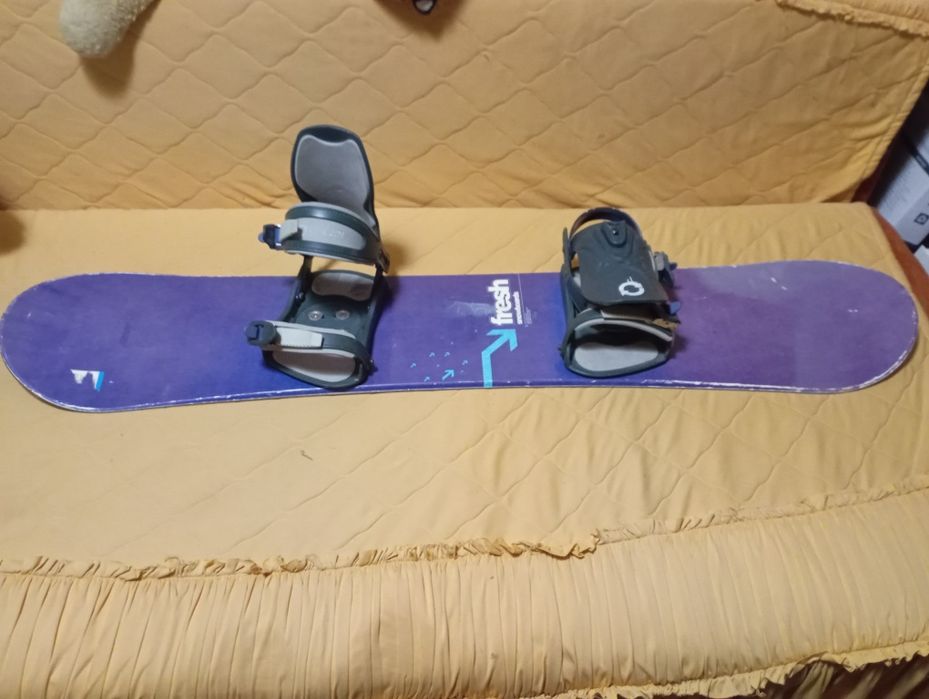Сноубордная доска и ботинки.