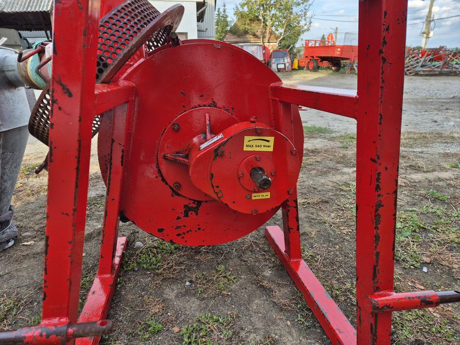 Moara de cereale după tractor