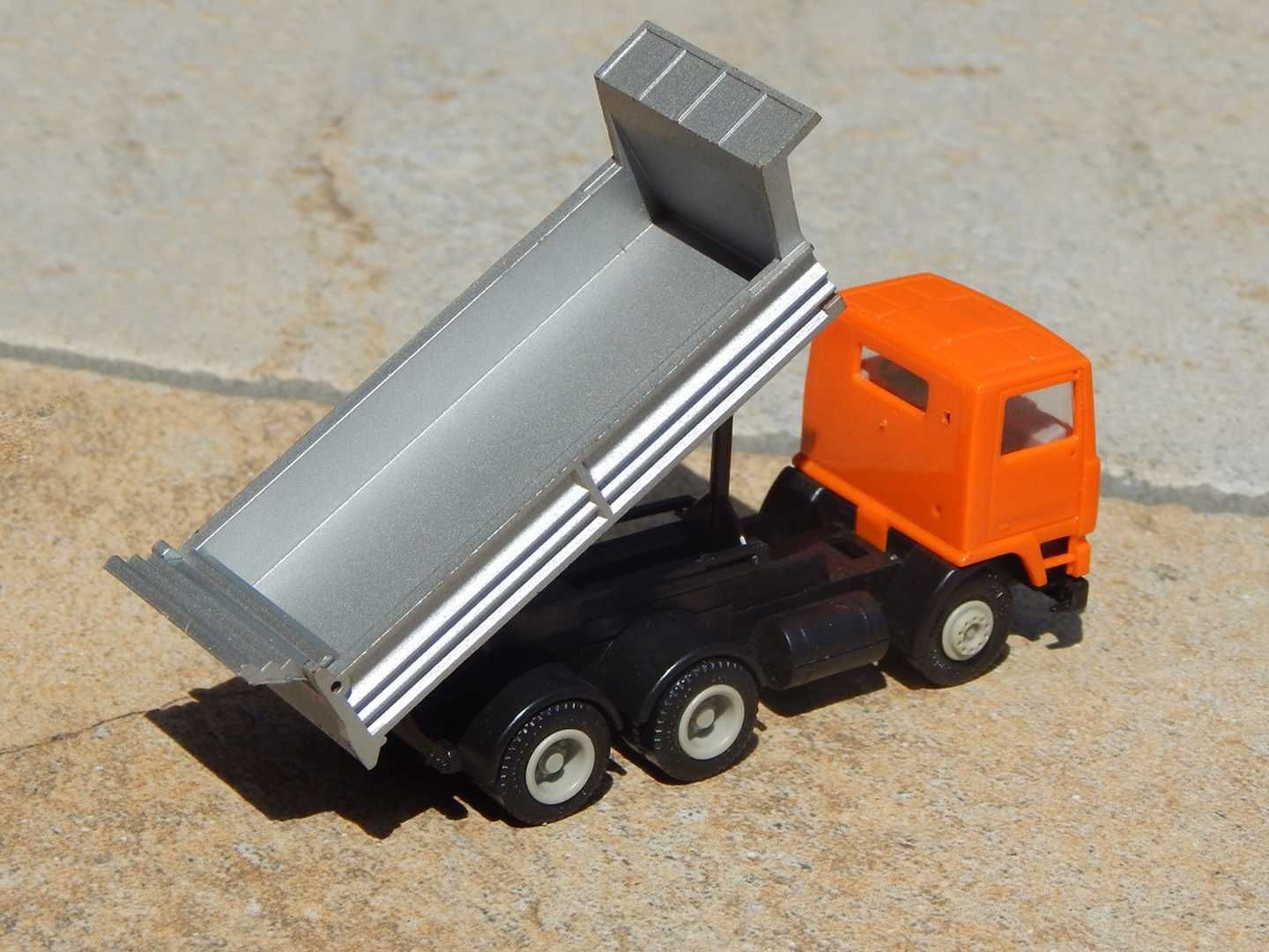 Macheta basculanta Volvo F10 Herpa Germania 1:87 HO