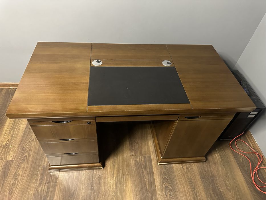 Стол руководителя из дерева