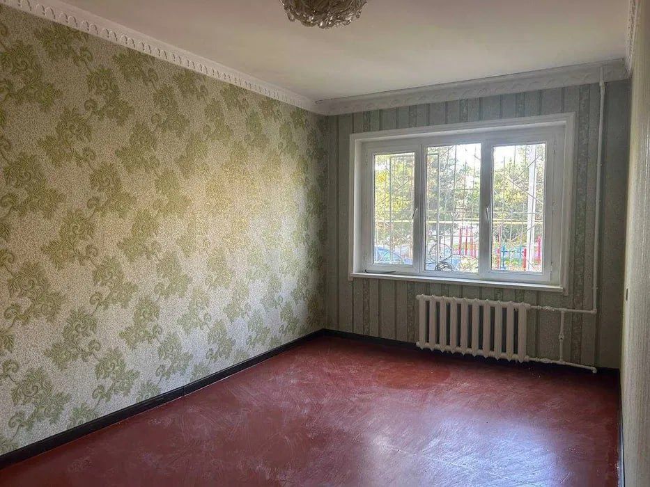 Продается 3-комнатная квартира в Алмазарском районе, Кара-Камыш 2/5