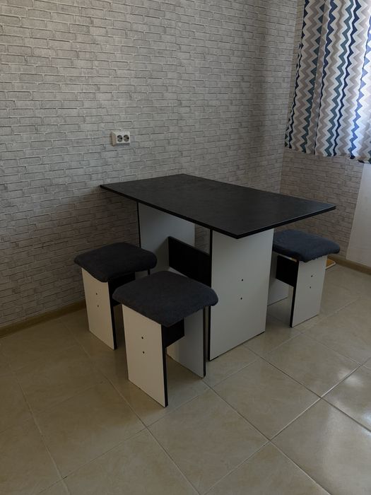 Стол со стульями б/у