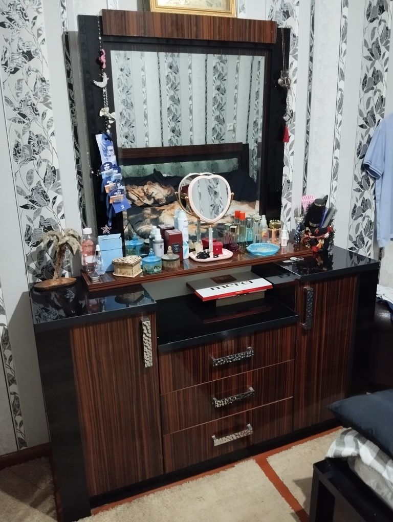 Продается спальный гарнитур  Б/У