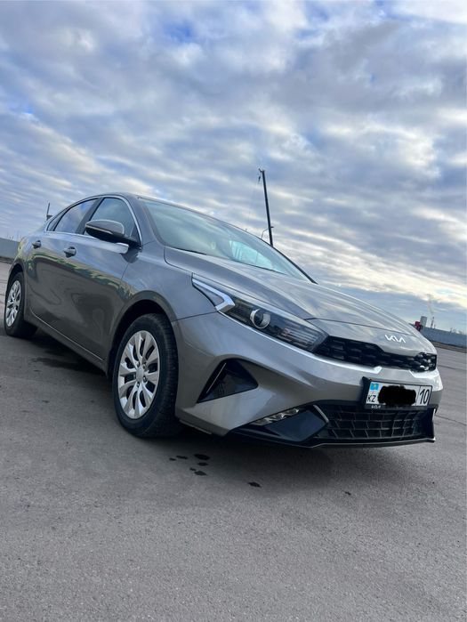 Продаю Kia Cerato 2023 года выпуска, двигатель 2.0 литра, 150 л. С.