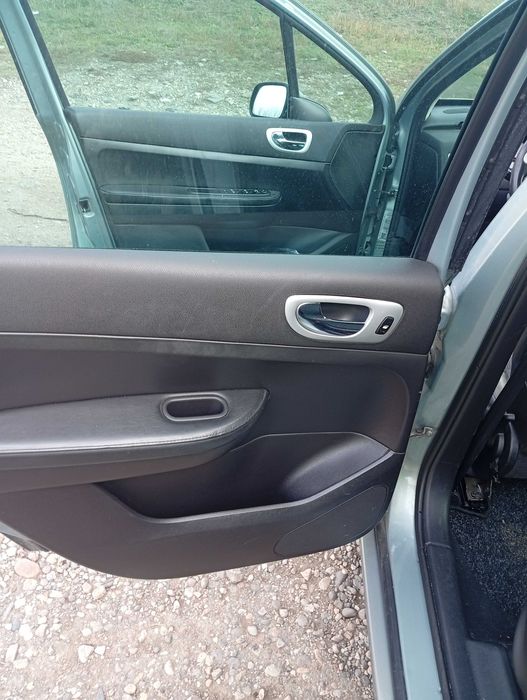 Vind pejo 307 din 2006 nu so scos Nr roșu