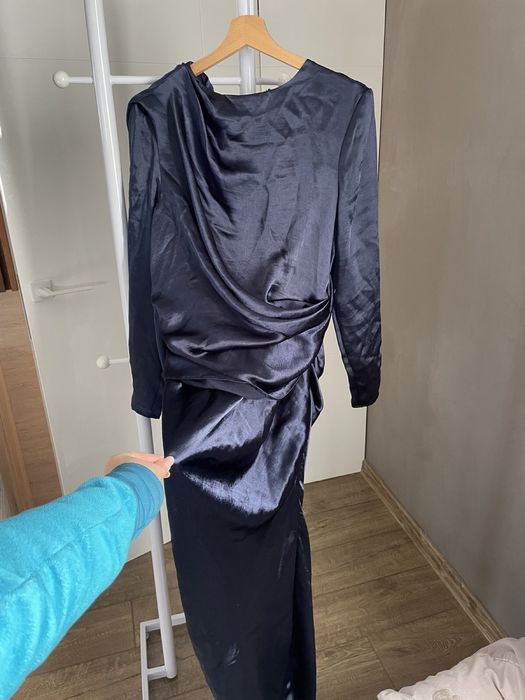 Тъмносиня рокля за повод