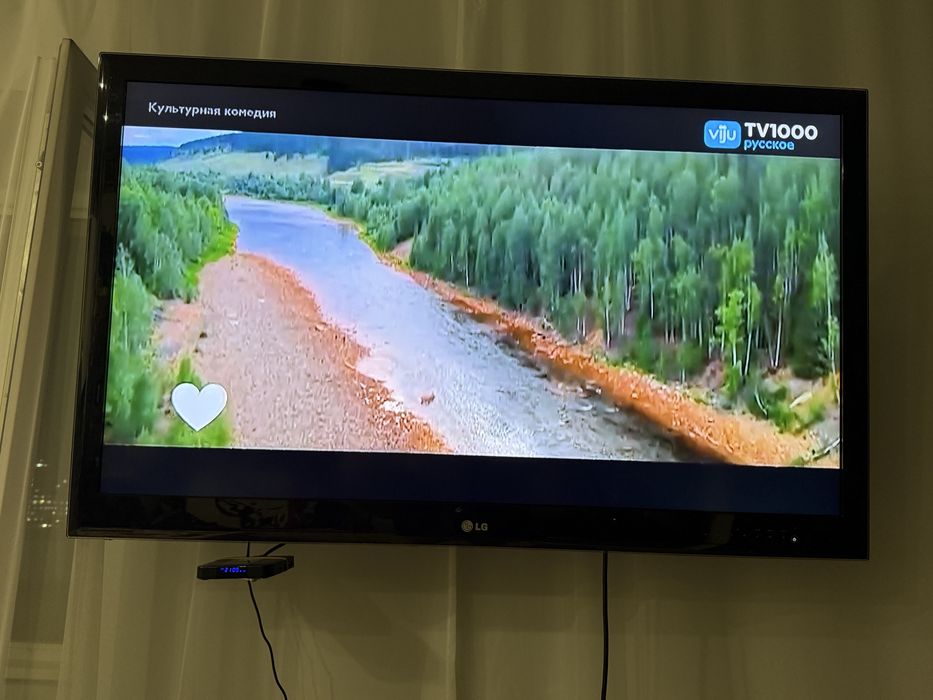 Телевизор LG в отличном состоянии, хорошо показывает.