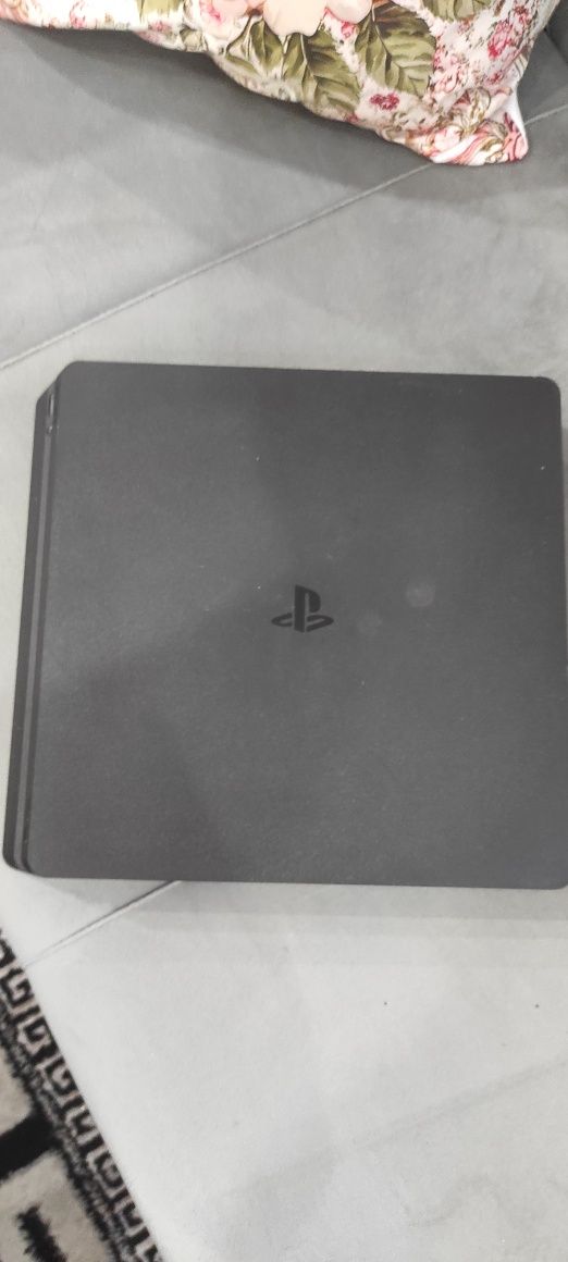 PS4 Slim 500gb с 5 игри