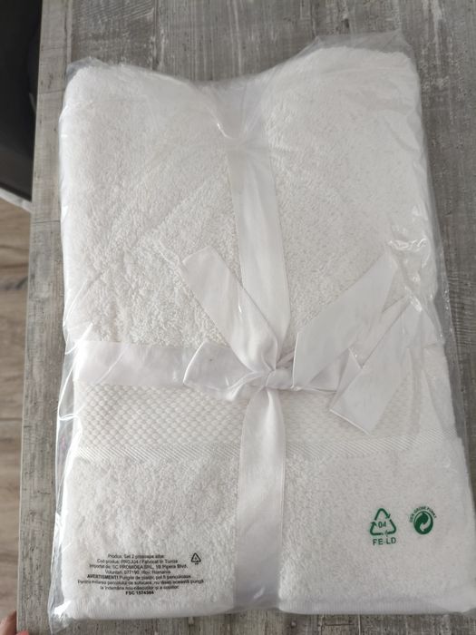 Set prosoape baie/ Avon/ absorbție excelenta/ prosoape albe/ noi