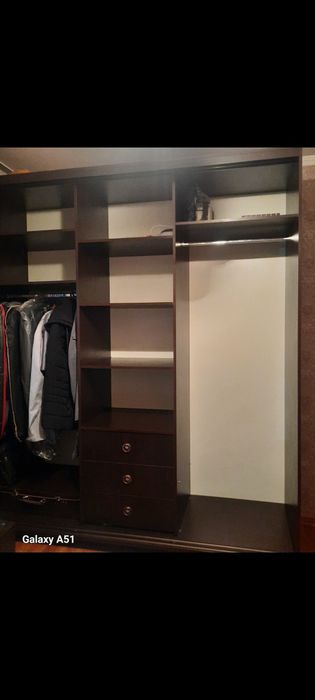 Красивый высокий шифонер