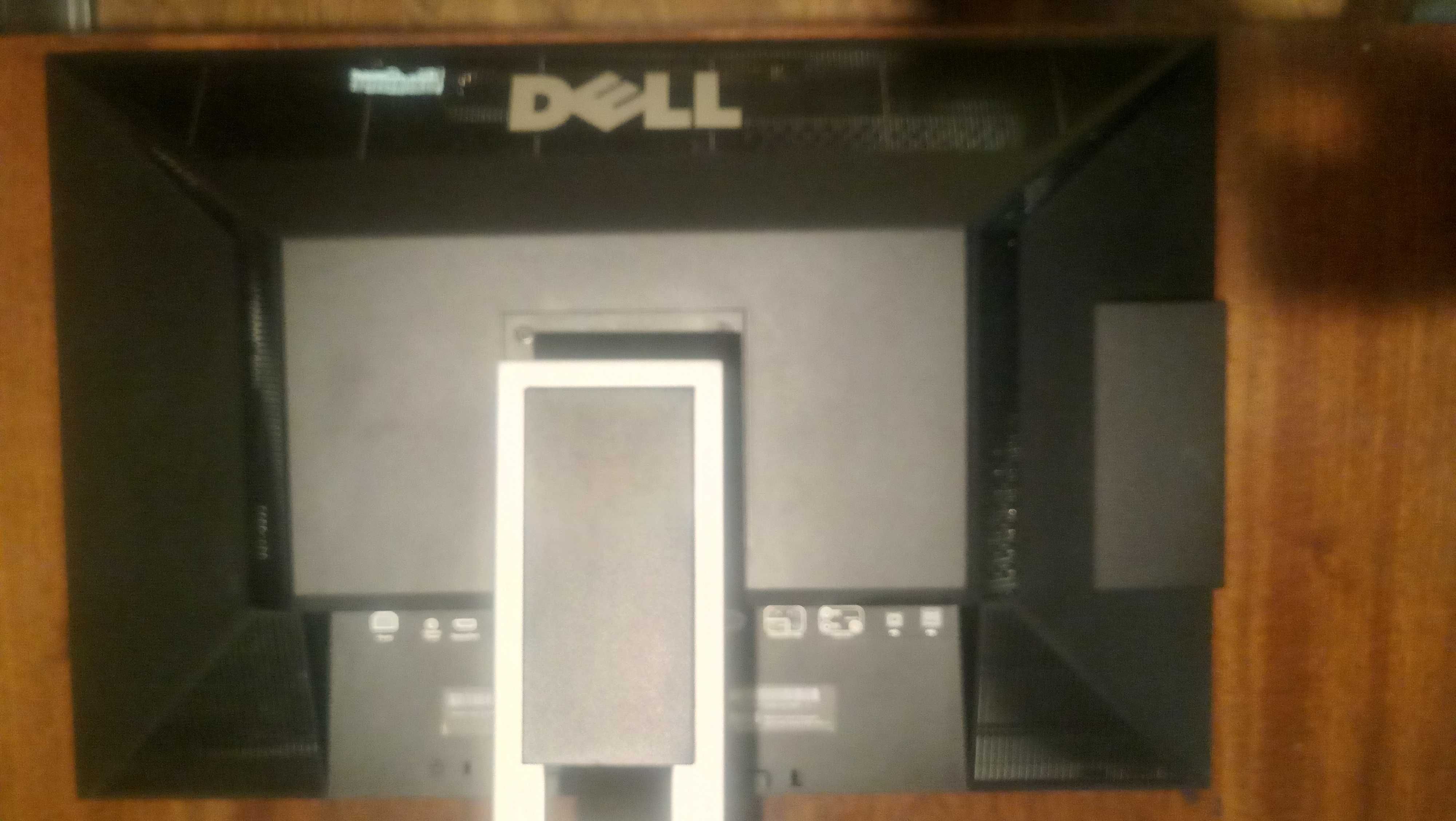 Продавам 27 инчов монитор DELL U2709W