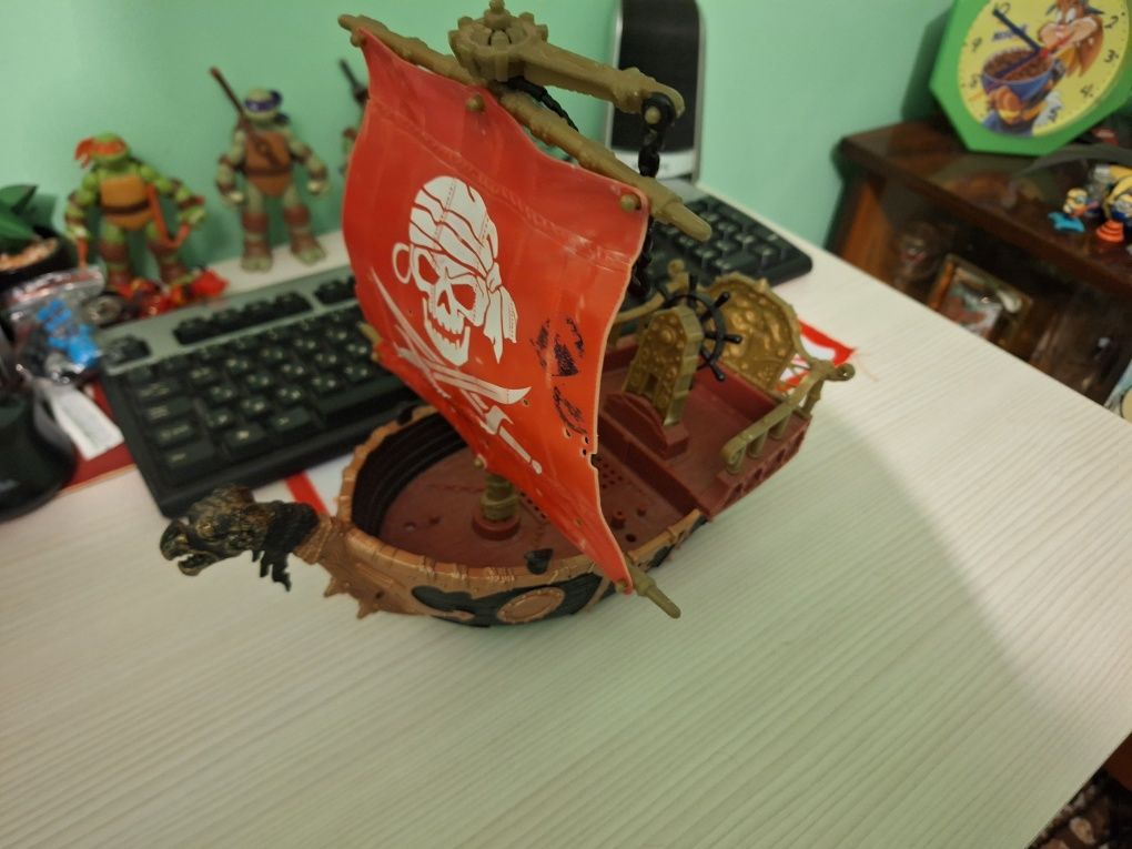 Пиратски кораб +подарък пират