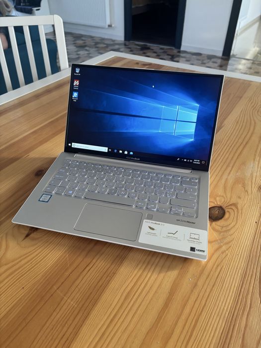 Asus Vivobook 13”.Ultraportabil,geanta noua,procesor i5,taste luminate