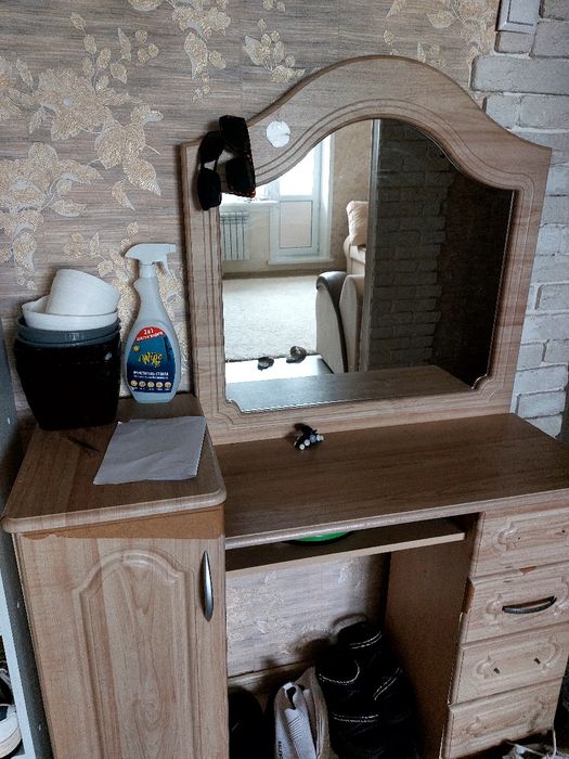 Продам дамский столик.