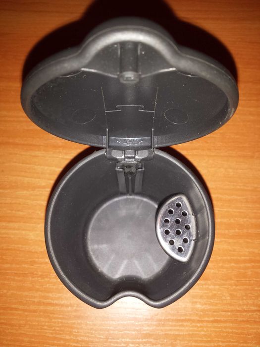 Продавам нов оригинален пепелник с капаче за Renault Megane, Clio