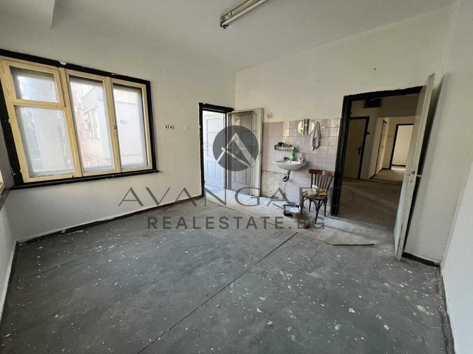 Продава се Четиристаен апартамент в Пловдив, Център - 159 кв.м за 1876 €/кв.м - Снимка #2