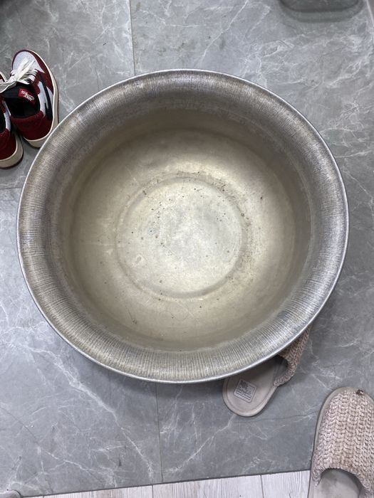 Алюминивей таз,в отличном состоянии