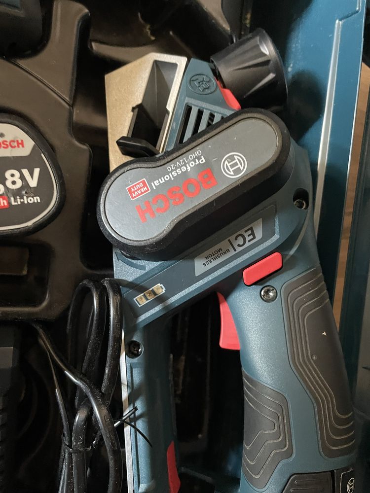 Bosch set 10,8v rindea si freza de canturi