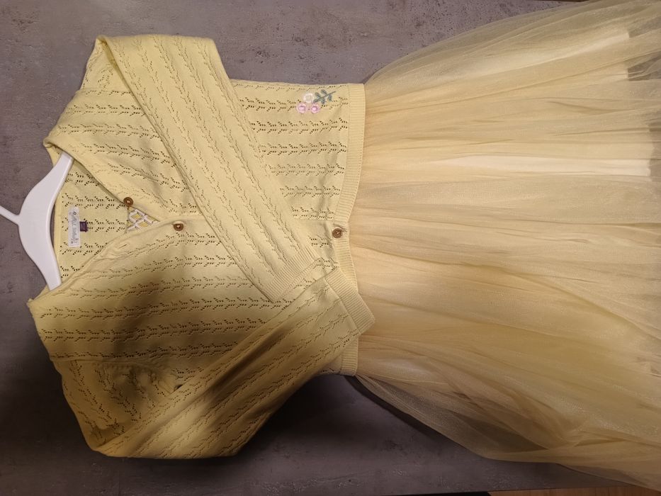 Кокетни празнични роклички момиче  7-8 години.