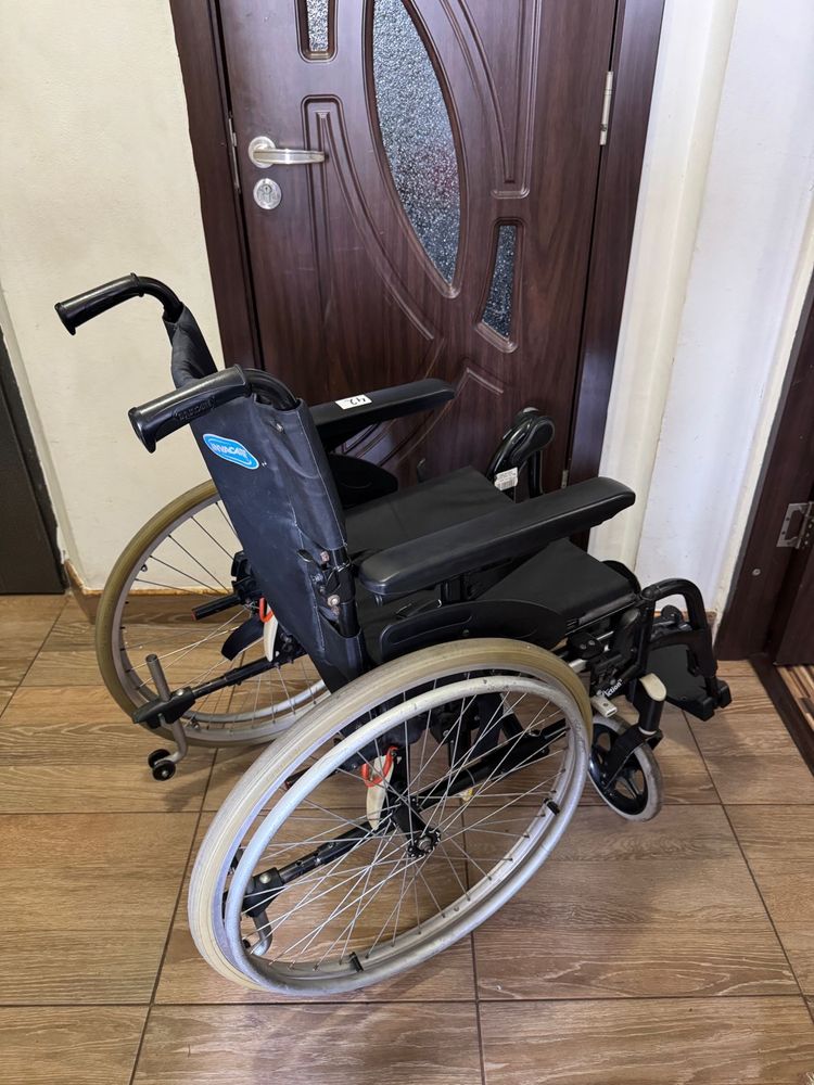 Carut scaun rulant din aluminiu batrani handicap dizabilitati