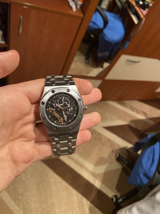 Часовник Audemars Piguet сив