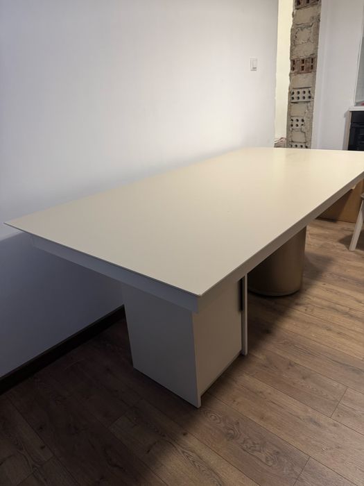 Продава се кухненска маса с столове