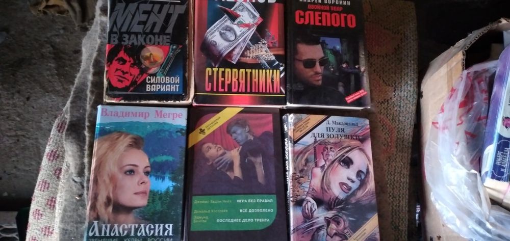 Продам книги по двести тенге