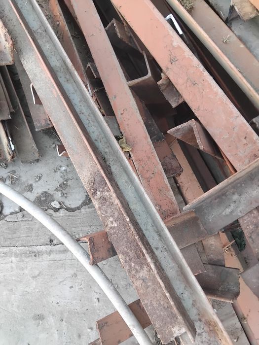 Уголки диаметр 2 мм,  металл труба, диаметр 4 см —6 см.