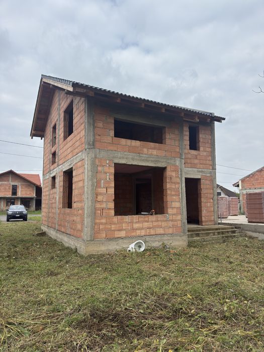 Vand casa la rosu intabulata cu teren propretate