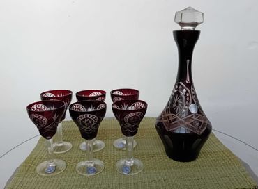 Червен кристал гарафа, чаши, вази