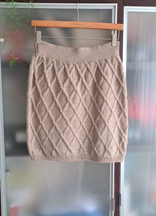 Set tricotat, fusta si pulover