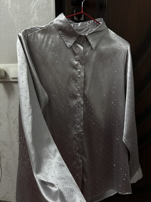 Атласная серая блузка со стразами