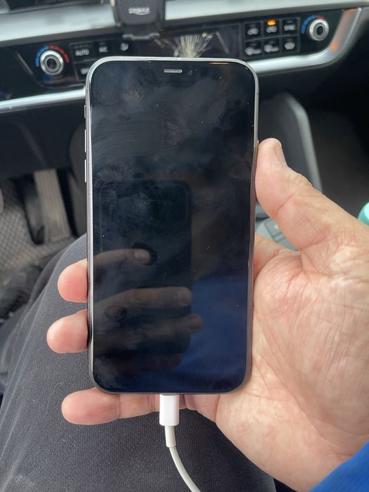 Айфон 11. В хорошем состояии. Только задный крыша меняли. А так все хо