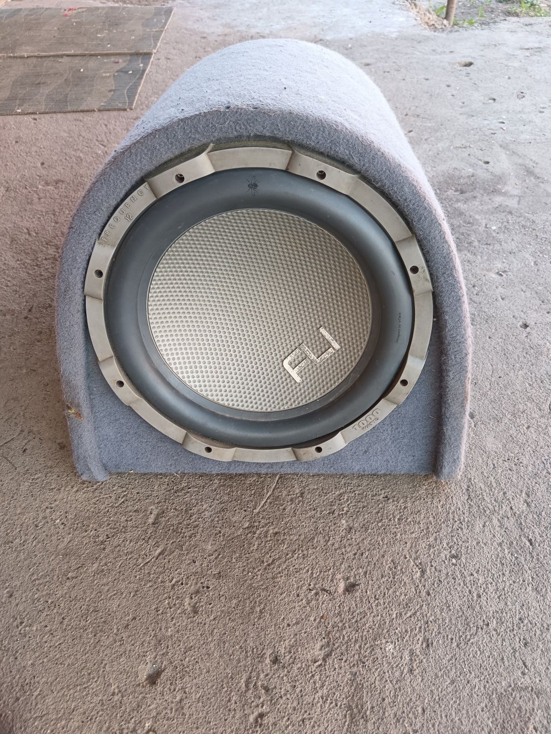 Vând subwoofer auto FLI TRAP active 12 inch