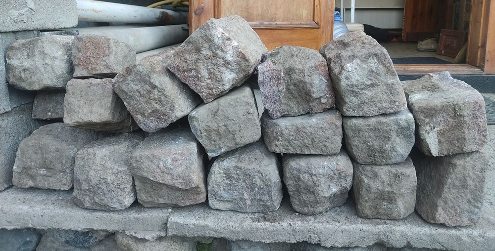 Продам гранитный кирпич