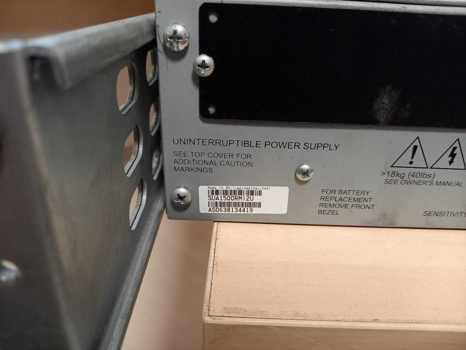 UPS APC SUA1500RMI2U cu sine dedicate