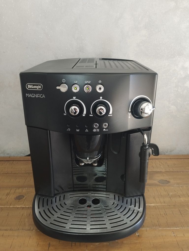 Espressor expresor cafea DeLonghi Magnifica Negru