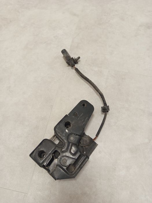 Брава за преден капак на seat ibiza 2005г.