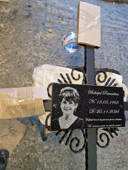 Masa granit , cimitir , cruce , gardut felinar fotogravura pe granit