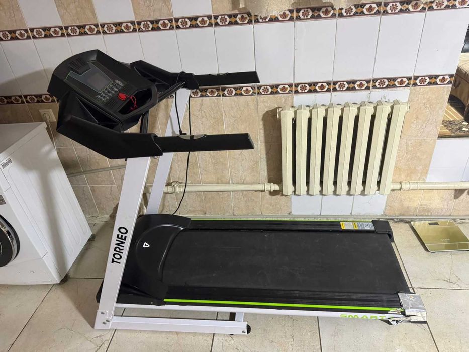 Беговая дорожка , тренажёр.