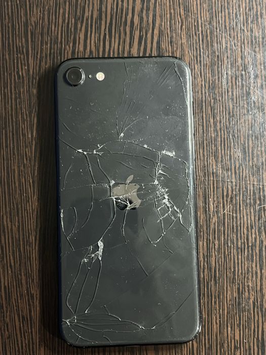 iPhone SE 2022 ёмкость  77%