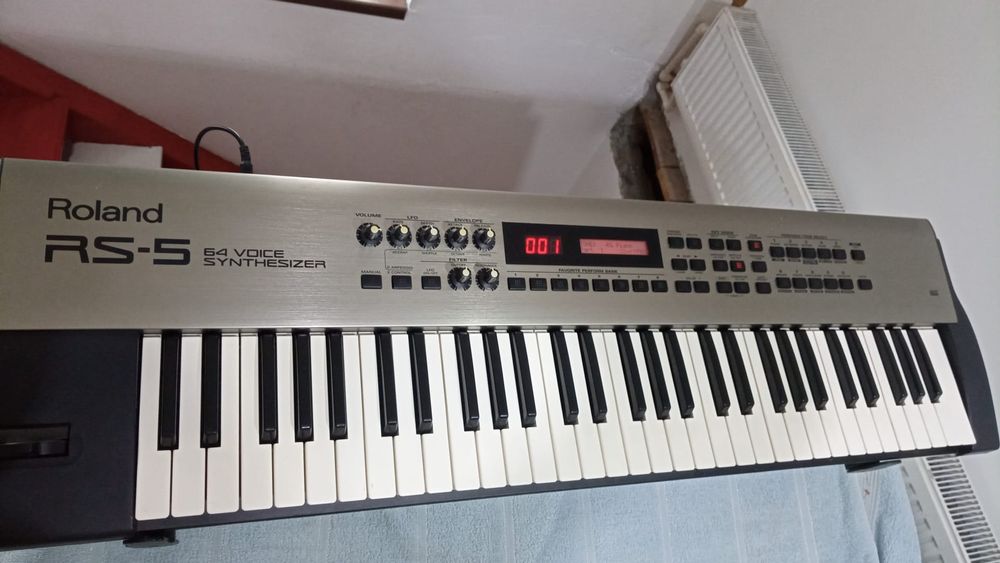 Sintetizator Roland RS-5