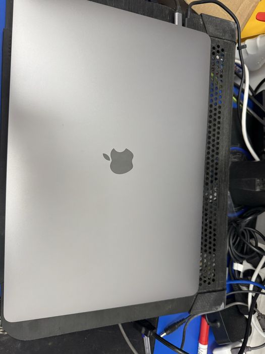 Macbook pro i9,8core/video amd RP 5300m 4g/32gb/512ss