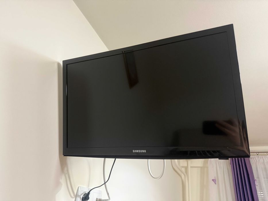 Televizor Samsung cu suport de perete