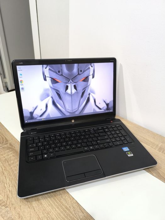 Hp 17" i7 8gb 240gb ssd Video 2GB
