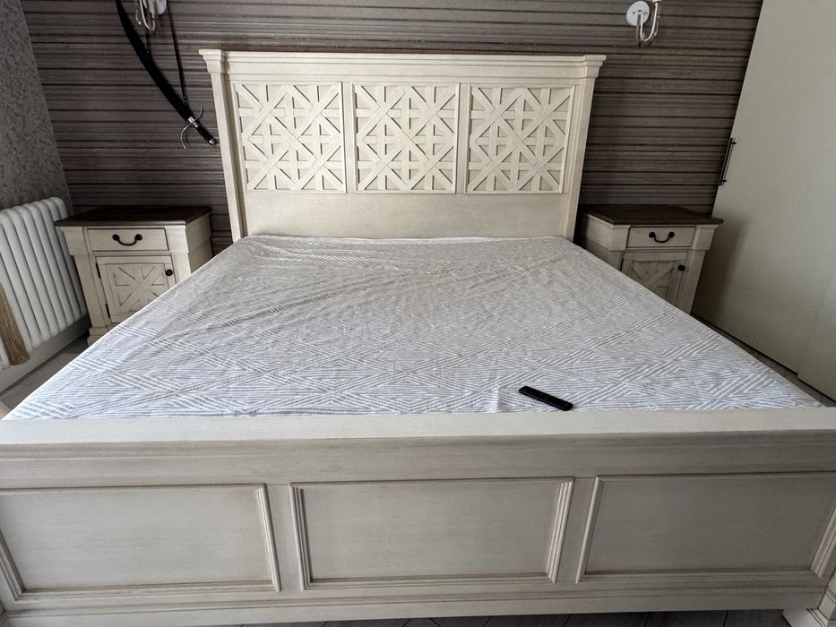 Продам Кровать и 2 тумбы